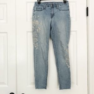 High Rise Jegging with Flower Embroidery